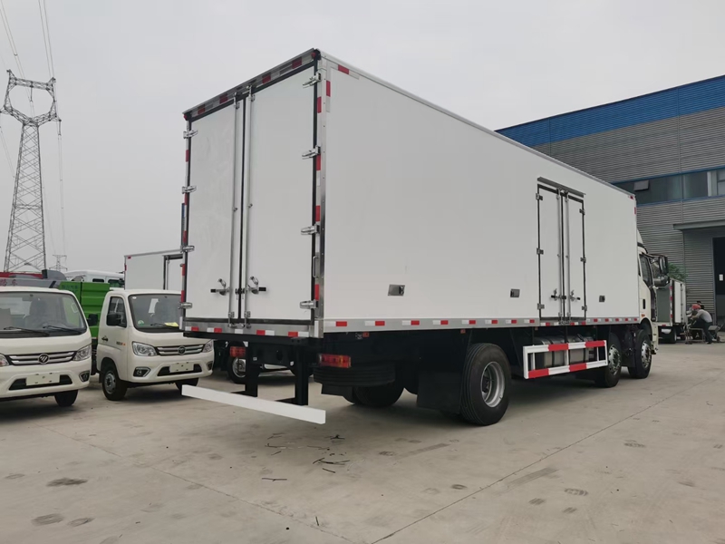 國(guó)六解放J6L小三軸冷藏車(chē)