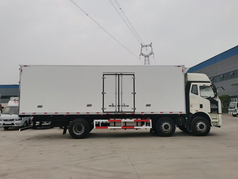 國(guó)六解放J6L小三軸冷藏車(chē)